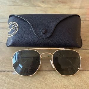 Raybans - hex aviators with case and cloth